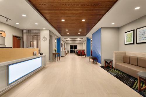 Holiday Inn Express Hotel & Suites Lavonia