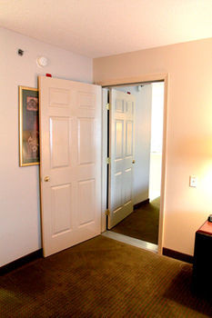 Hotel Ashton Inn & Suites