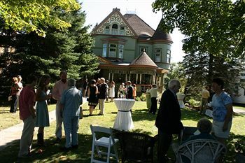 Estabrook House Bed And Breakfast