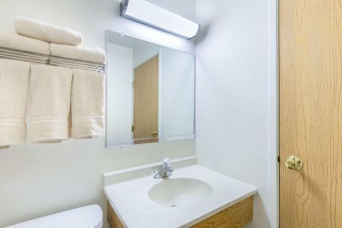 Hotel Super 8 By Wyndham West Middlesex/sharon Area