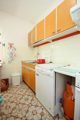 Apartments By The Sea Pisak (omis) - 7570