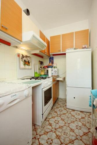 Apartments By The Sea Pisak (omis) - 7570