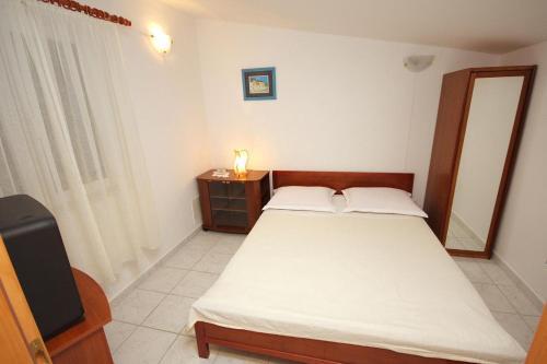 Apartments By The Sea Pisak (omis) - 4815