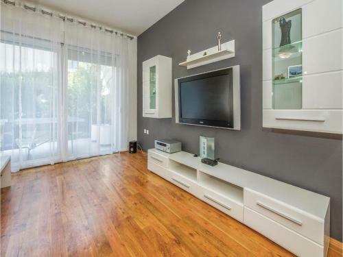 Three-bedroom Apartment In Mravince