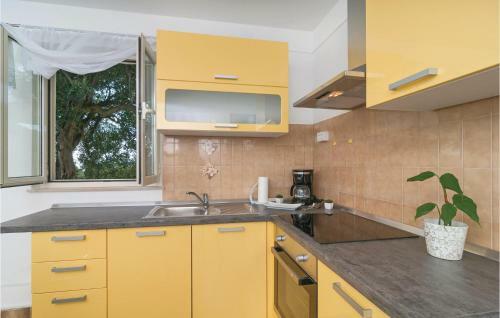 Two-bedroom Holiday Home In Podstrana