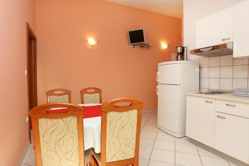Apartments By The Sea Pisak (omis) - 10323