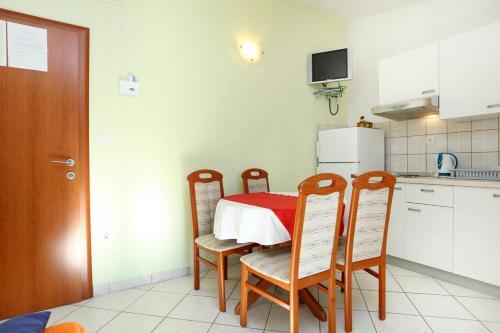Apartments By The Sea Pisak (omis) - 10323