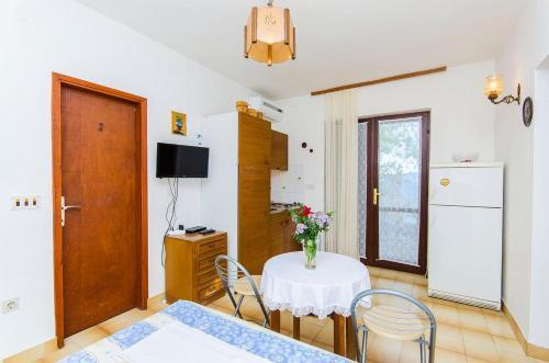 Apartments By The Sea Pisak (omis) - 2802