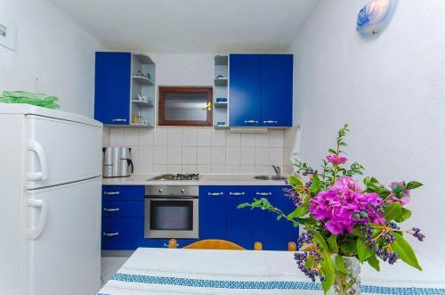 Apartments By The Sea Pisak (omis) - 2802