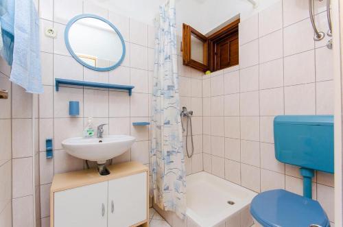 Apartments By The Sea Pisak (omis) - 2802