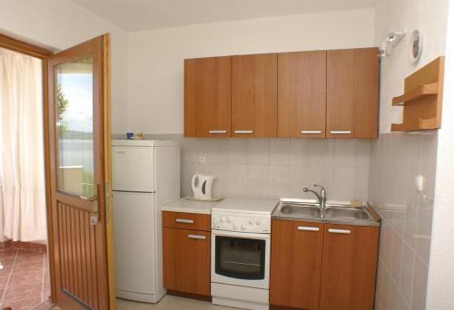 Apartments By The Sea Pisak (omis) - 2750