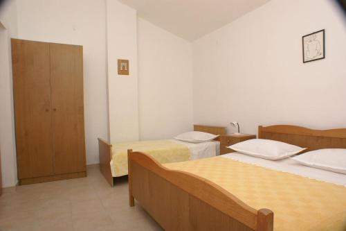 Apartments By The Sea Pisak (omis) - 2750