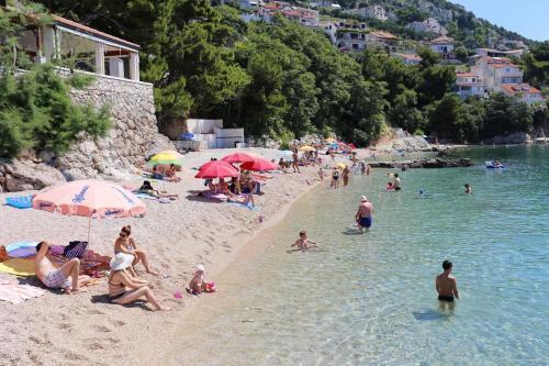 Apartments By The Sea Pisak (omis) - 2750