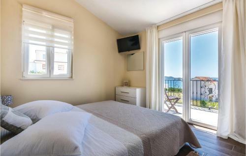 Three-bedroom Holiday Home In Pakostane