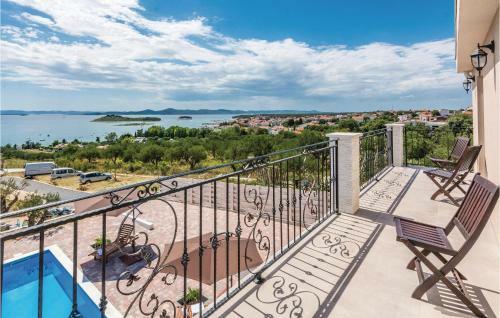 Three-bedroom Holiday Home In Pakostane