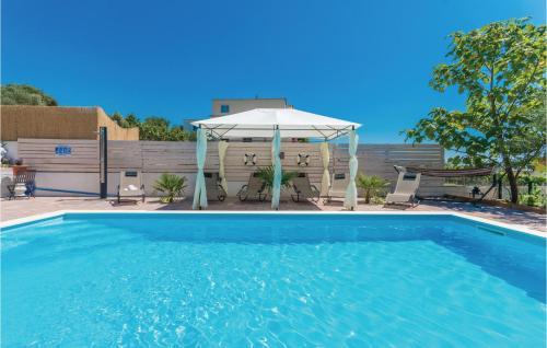 Three-bedroom Holiday Home In Pakostane