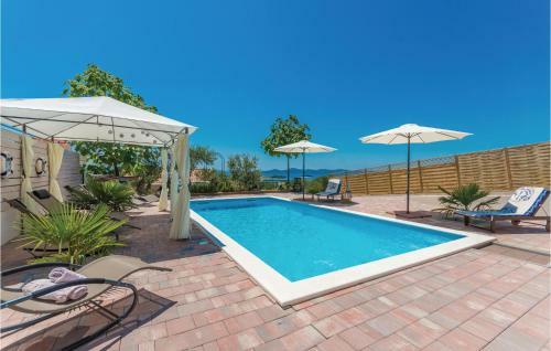 Three-bedroom Holiday Home In Pakostane