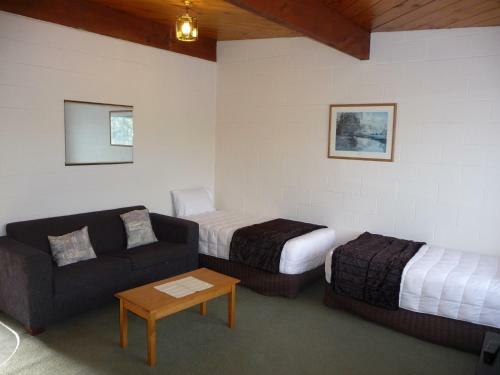 Coachman's Lodge Motel