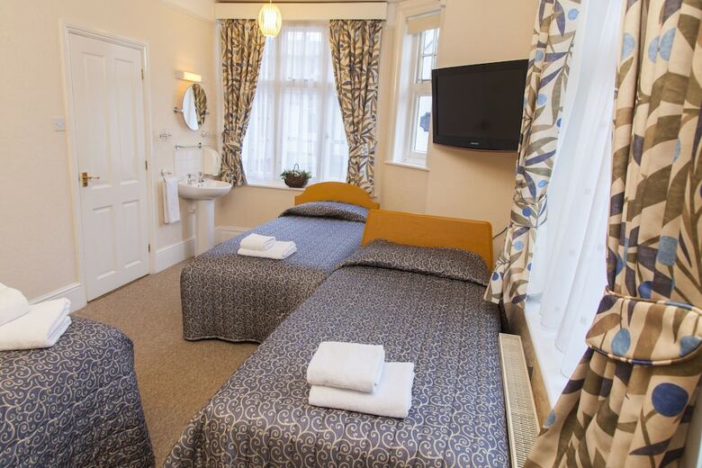 Hostal Gatwick Turret Guest House