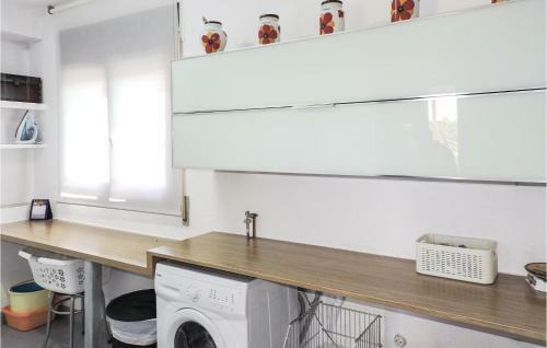 Three-bedroom Holiday Home In L'ametlla De Mar