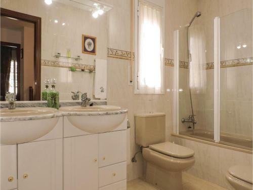 Three-bedroom Holiday Home In Miami Platja