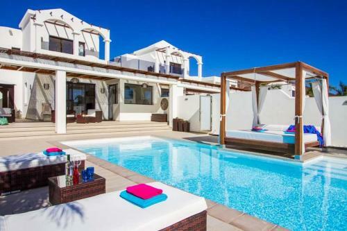 Playa Blanca Villa Sleeps 6 Pool Air Con Wifi