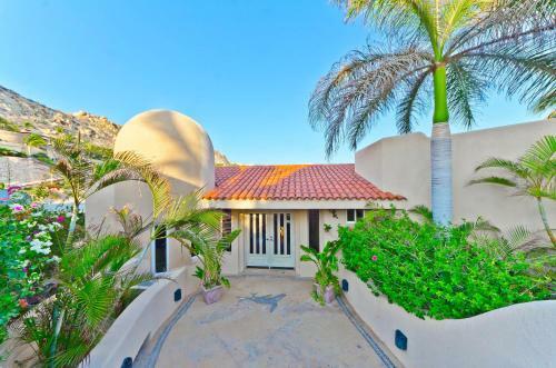 Spacious With Convenient Cabo Location, Villa Ballena