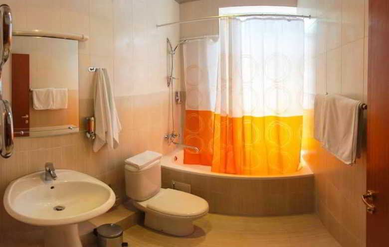 Yanais Hotel