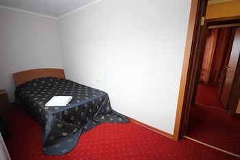 Yanais Hotel