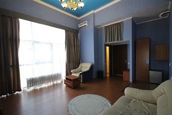 Yanais Hotel
