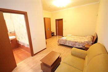Yanais Hotel