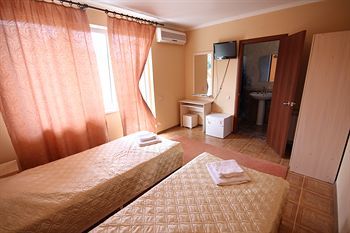 Yanais Hotel