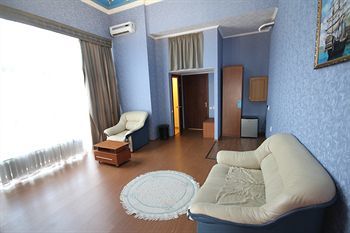 Yanais Hotel