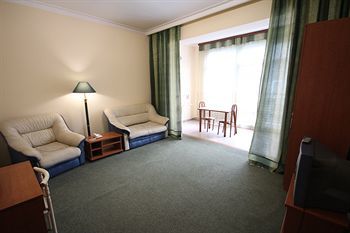 Yanais Hotel