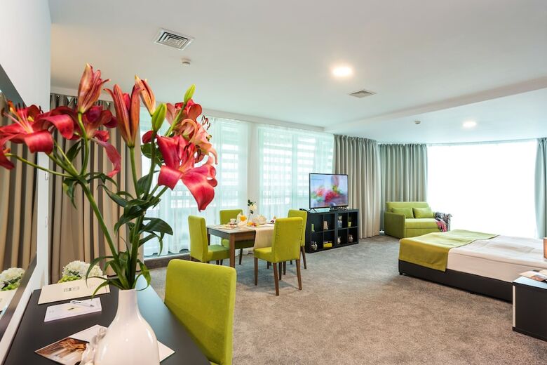Earth And People Hotel & Spa