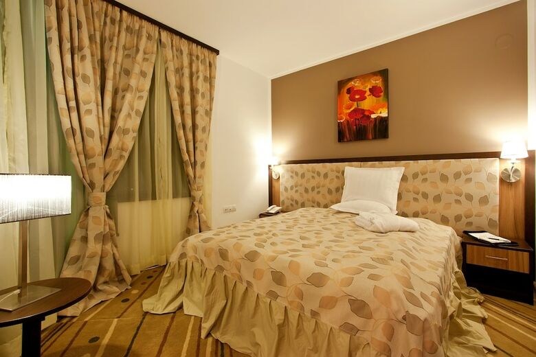 Earth And People Hotel & Spa