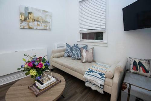 Apartamentos 5 Br - Sleeps 8! Steps From Bourbon Street!