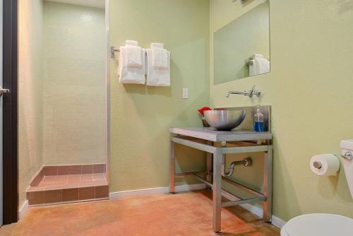 Apartamento Three-bedroom, Two-bath Industrial Apt In Nola C.b.d.