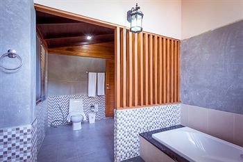 Hotel Chalong Chalet Resort & Spa