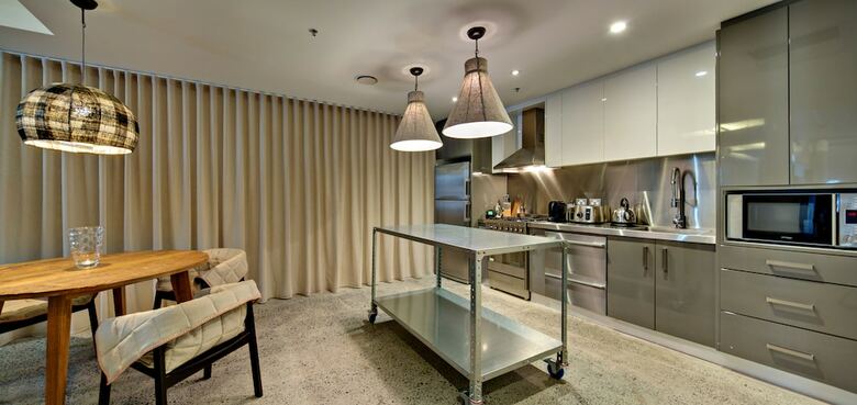 Aparthotel Zara Tower ? Luxury Suites And Apartments