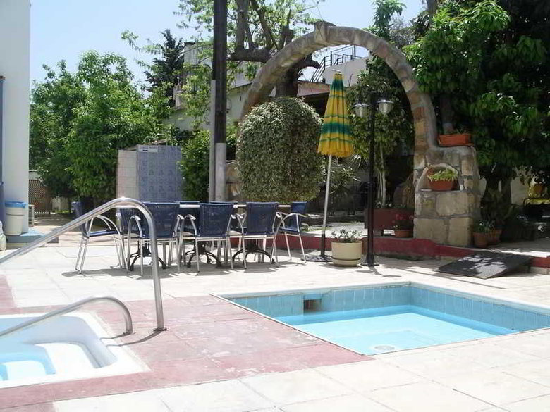 Renos Hotel Apts