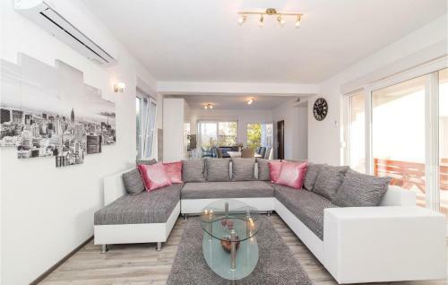 Three-bedroom Holiday Home In Kastel Stafilic