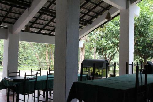 Hostal Dambulu Oya Family Park