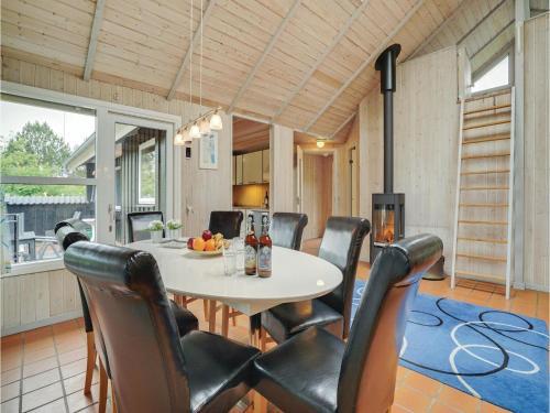 Five-bedroom Holiday Home In Blavand