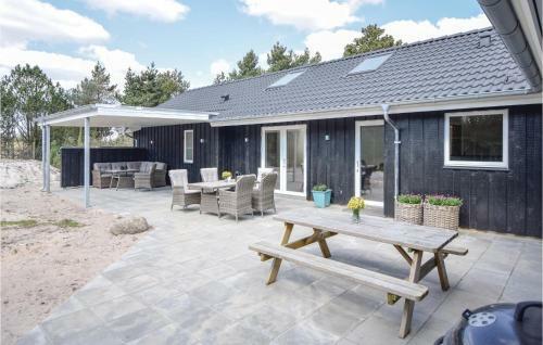 Five-bedroom Holiday Home In Blavand