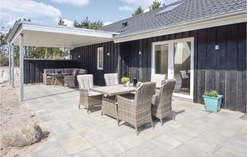 Five-bedroom Holiday Home In Blavand