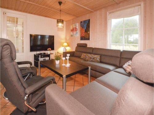 Six-bedroom Holiday Home In Blavand