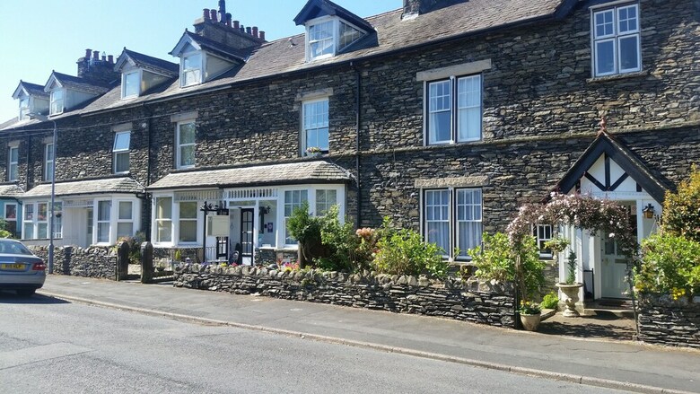 Hostal Montfort Cottage Guest House