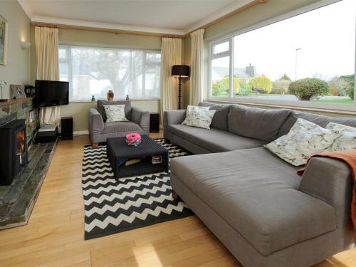Modern Holiday Home In Llanbedrog With Private Garden