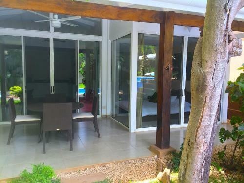 The Breeze Hotel & Villas